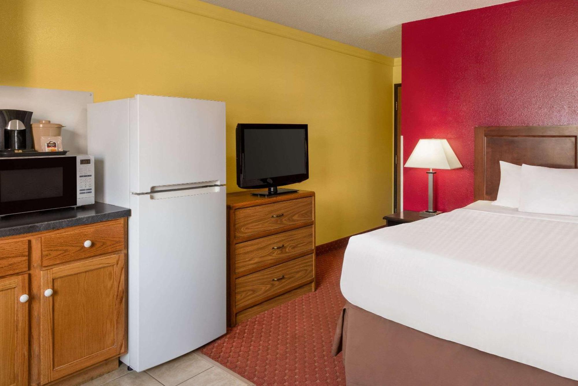 Baymont By Wyndham Cedar Rapids Hotel Ngoại thất bức ảnh