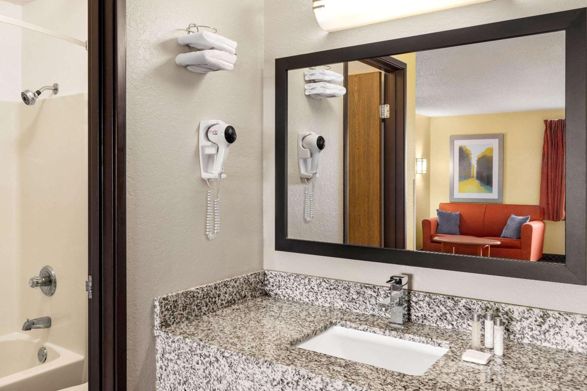 Baymont By Wyndham Cedar Rapids Hotel Ngoại thất bức ảnh